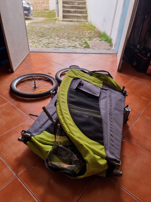 Carrinho atrelado cães