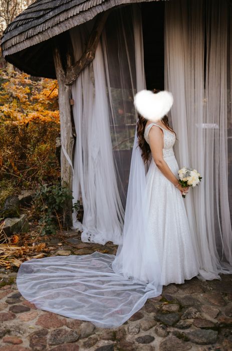 Suknia ślubna brokatowa