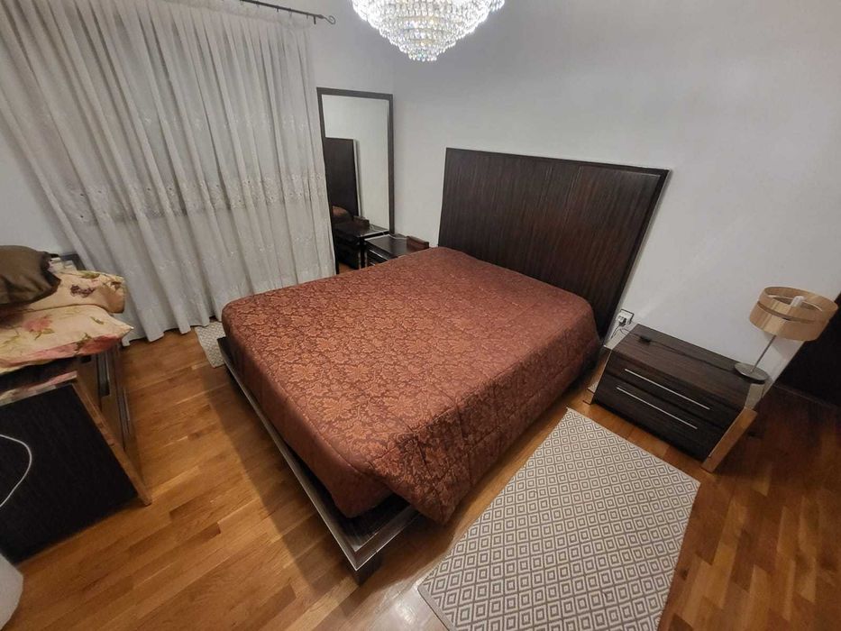 Cama de casal com mesinha de cabeceiras e comoda modernas