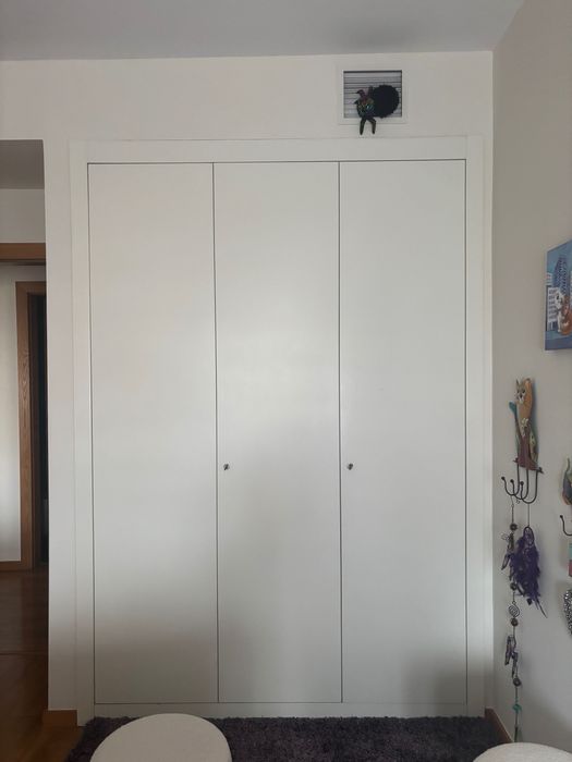 Portas de roupeiro em MDF pintado em branco