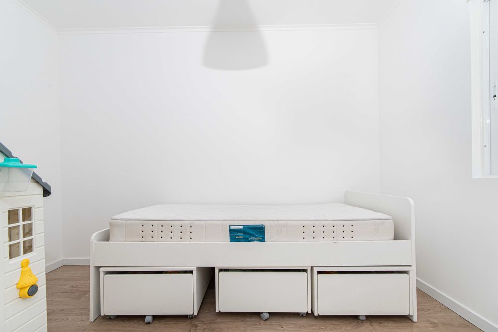 Cama de solteiro com gavetas