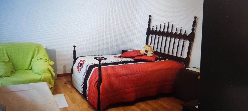 Mobília de quarto em madeira antiga