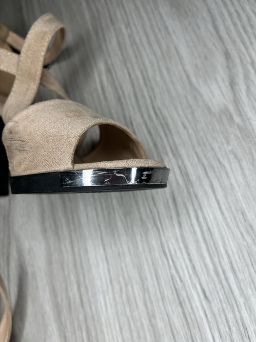 Босоножки на высоком каблуке