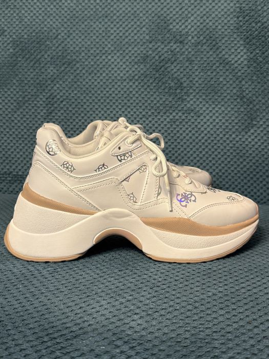 Guess sneakersy 39 beżowe monogram platforma