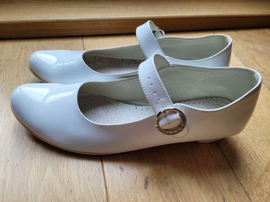 Białe lakierki komunia 39