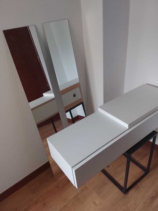 Hall de entrada suspenso com espelhos