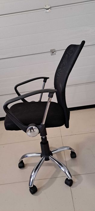 Fotel obrotowy widoczny na zdjęciu