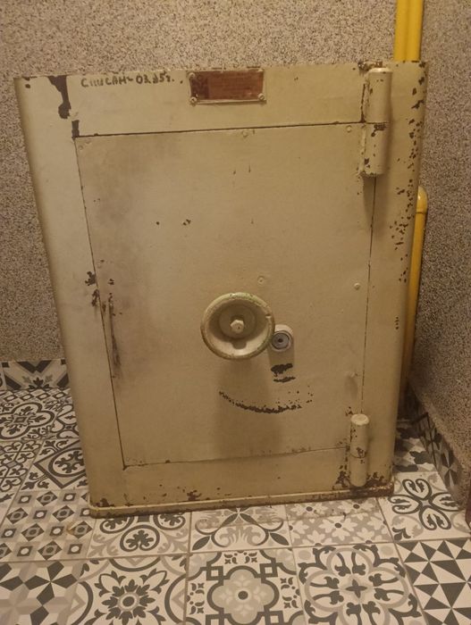 Sejf zabytkowy z lat 80-tych