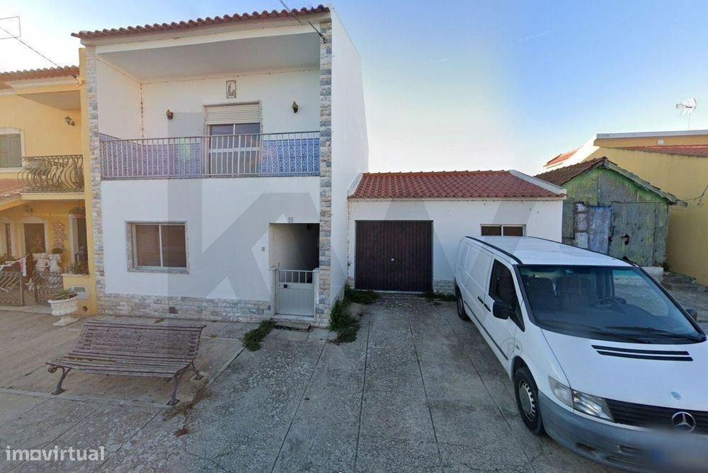 Moradia T3 e garagem para renovar, em Escaroupim - Salvaterra de Magos
