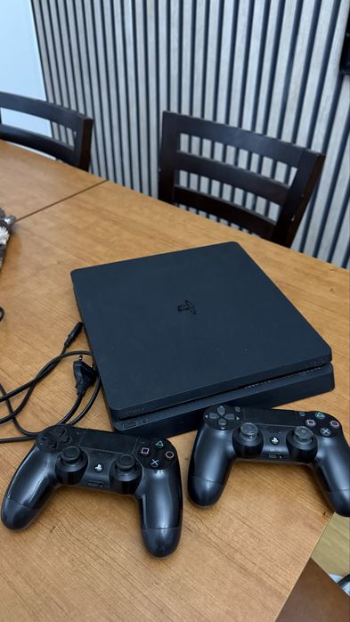PlayStation 4 Slim + 2 comandos