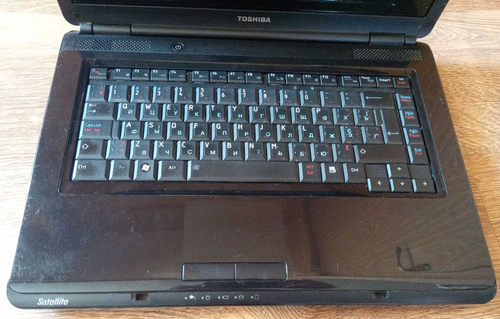 ноутбук Toshiba в отличном состоянии с блоком питания (зарядкой), аккумулятором и веб камерой