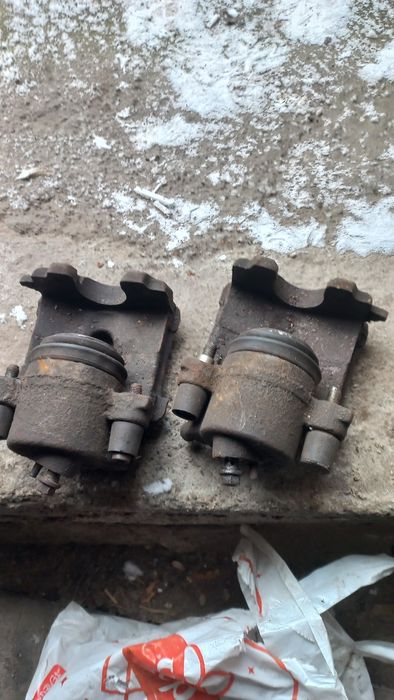 Супорт передній правий та лівий фабія 1