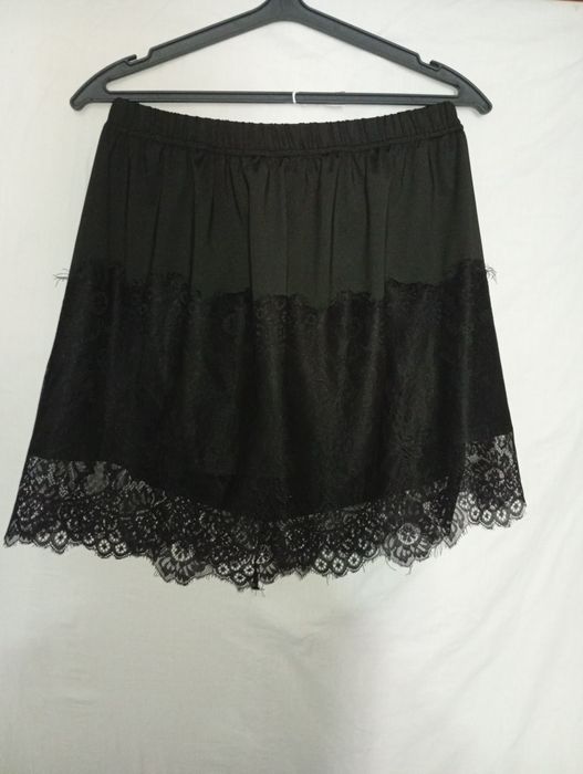 Чорна спідниця з мереживом