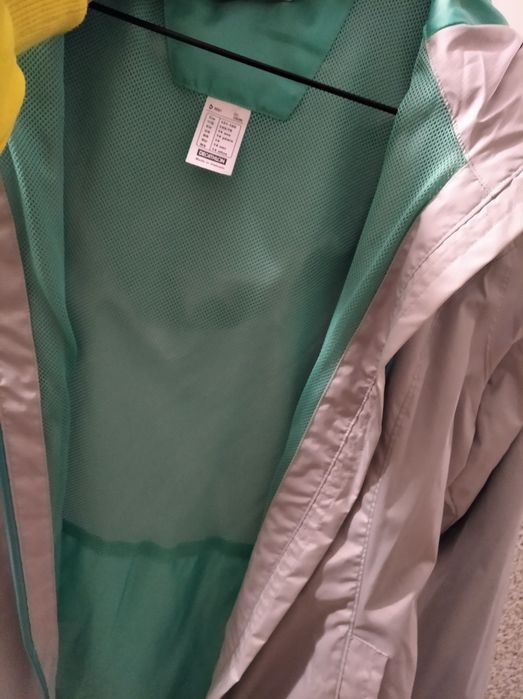 Modna kurtka damska wiatrówka Decathlon
