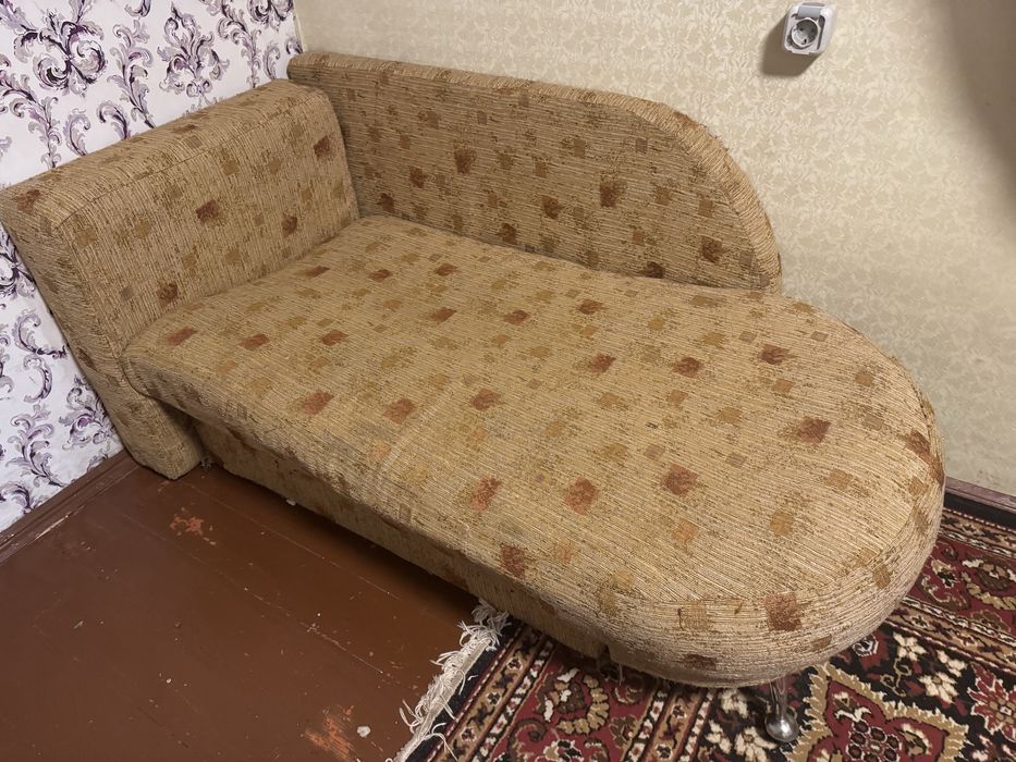 Компактна розкладна канапа-ліжко з нішею для білизни