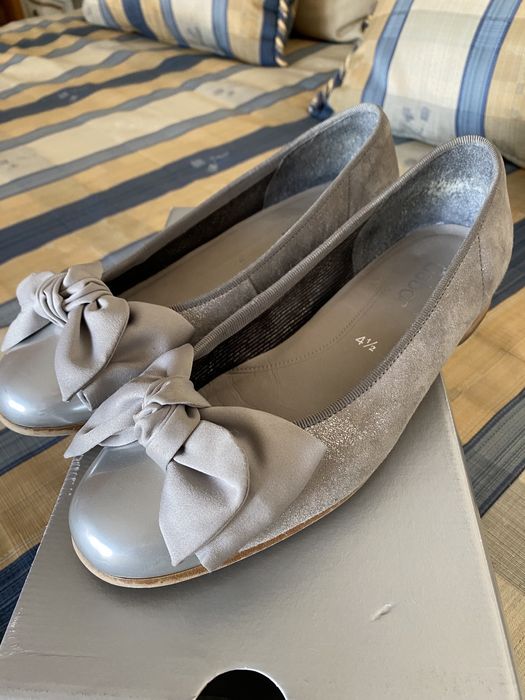Sapatos marca gabor com buqueira prateada e com laço em seda