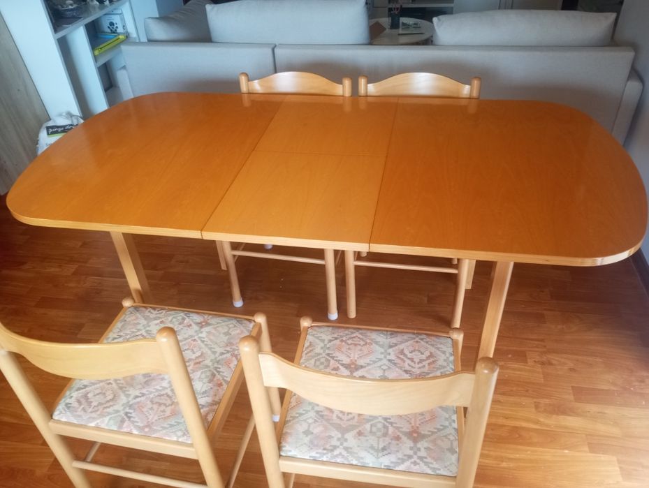 Mesa com 4 cadeiras (conservado)