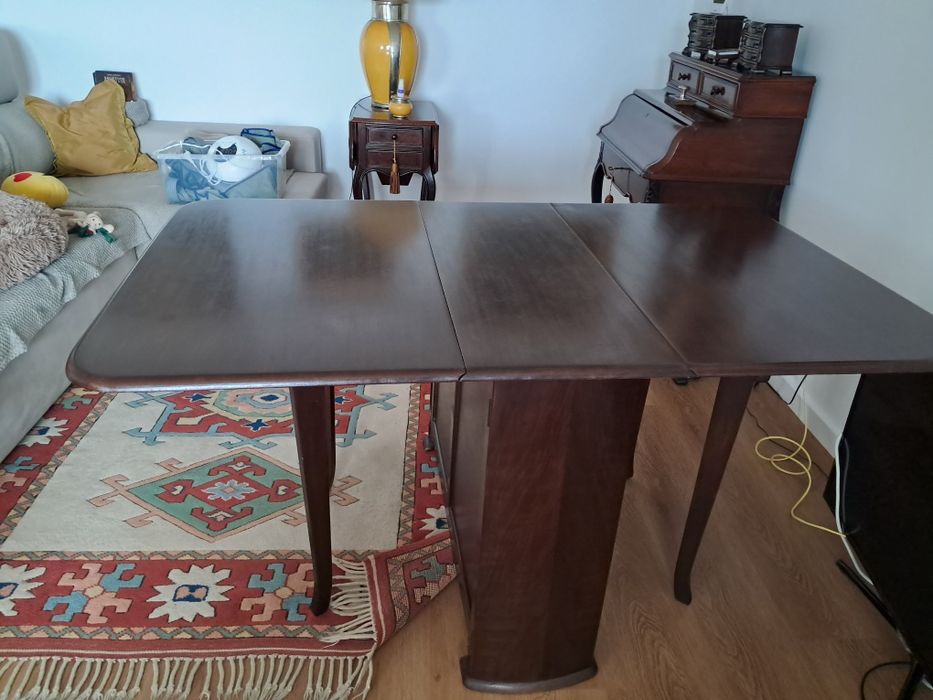 Mesa antiga em nogueira