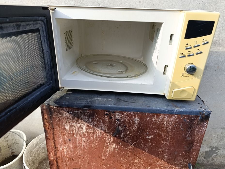 Продам мікрохвильову піч б/в