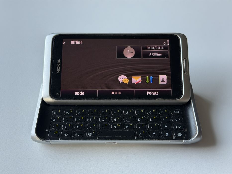 Nokia E7 srebrna