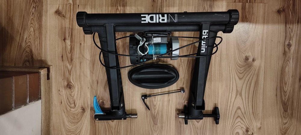 Trenażer b'twin IN'RIDE + szybkozamykacz + podstawka pod koło.