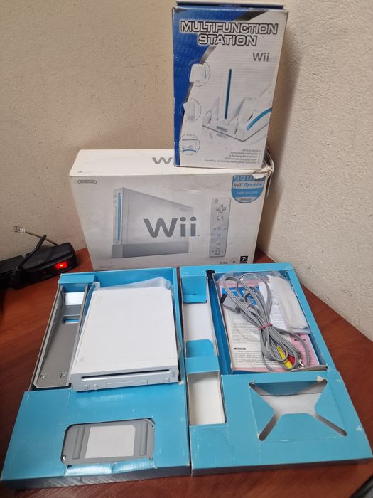 Konsola Nintendo Wii w kartoniku + stacja do wii + zasilacz