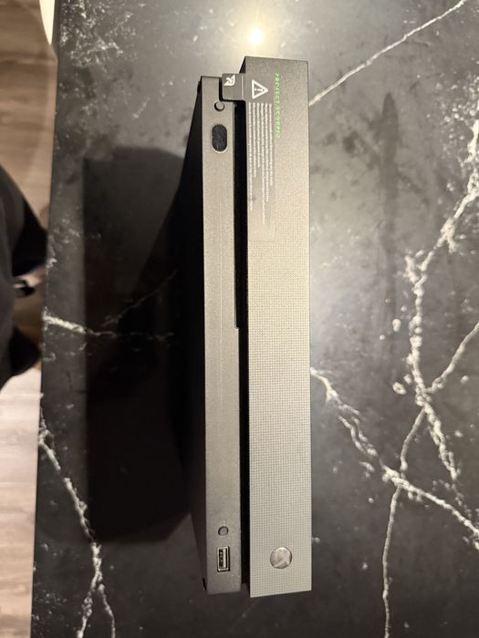 Xbox Project Scorpio 1TB + 1 comando + 2 jogos + kinect