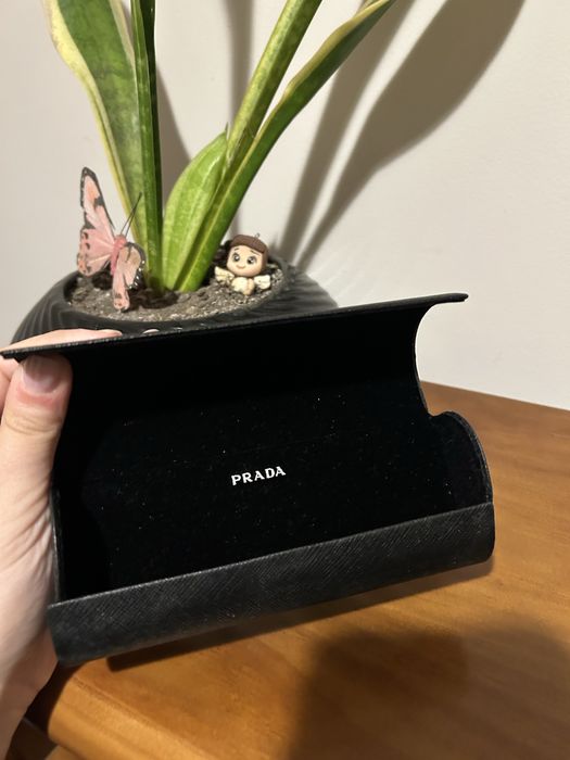 2 caixas de oculos prada e police