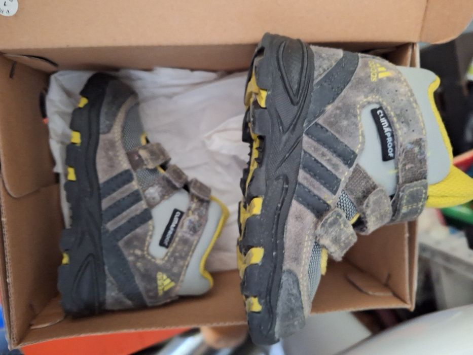 Bota criança Adidas.