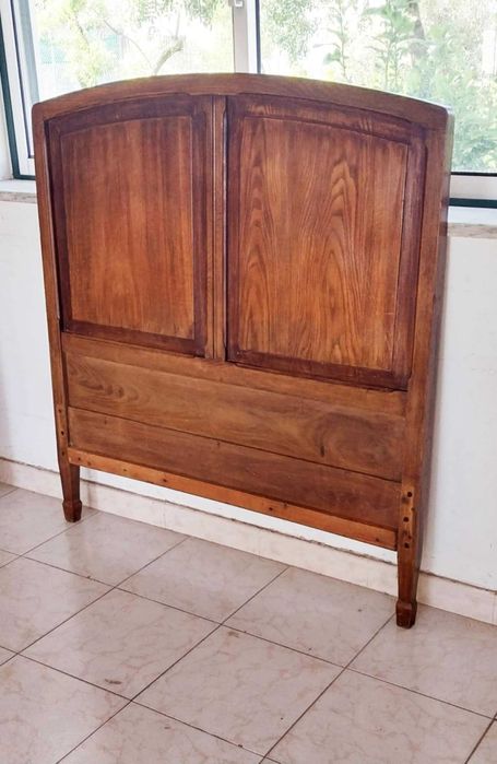 Antiga Cabeceira de Cama em Carvalho. Servia como Frente de Sommier.