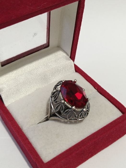 Srebrny pierścionek w stylu vintage z czerwonym oczkiem roz.18, 925