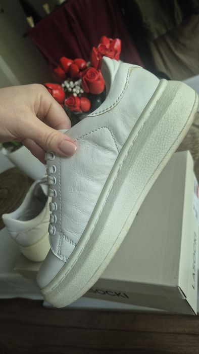Białe buty lasocki