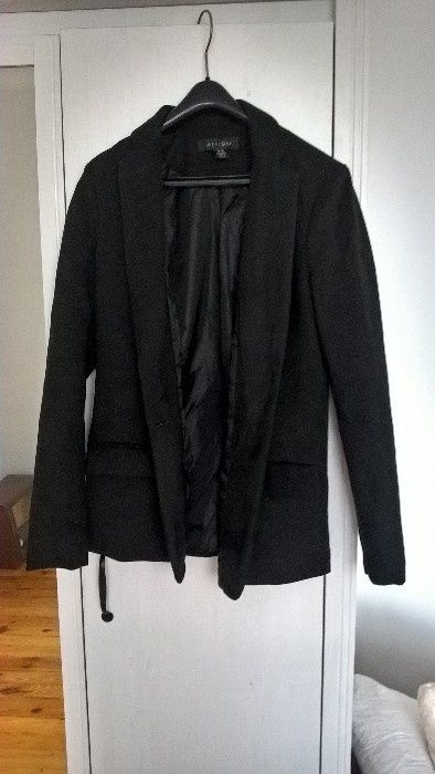 Długa zamszowa marynarka czarna z kiszeniami Amisu r. S