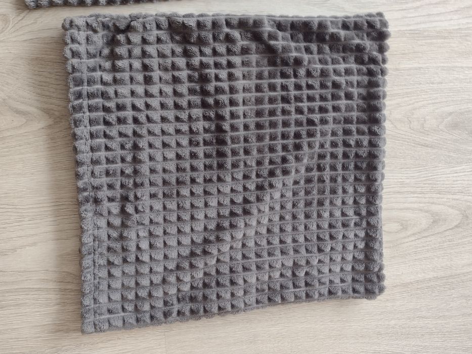 Nakrycie na siedzenie kanapy i poszewka na poduszkę.