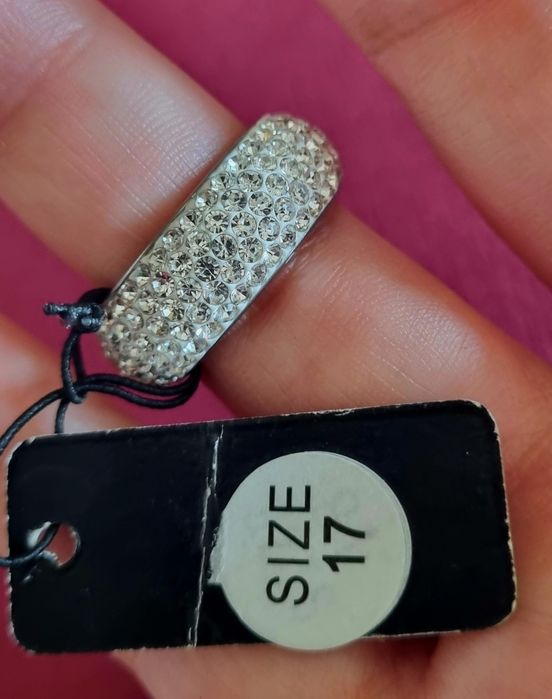 Anel/aliança prateado, em aço, com 5 fiadas de zirconias. T17