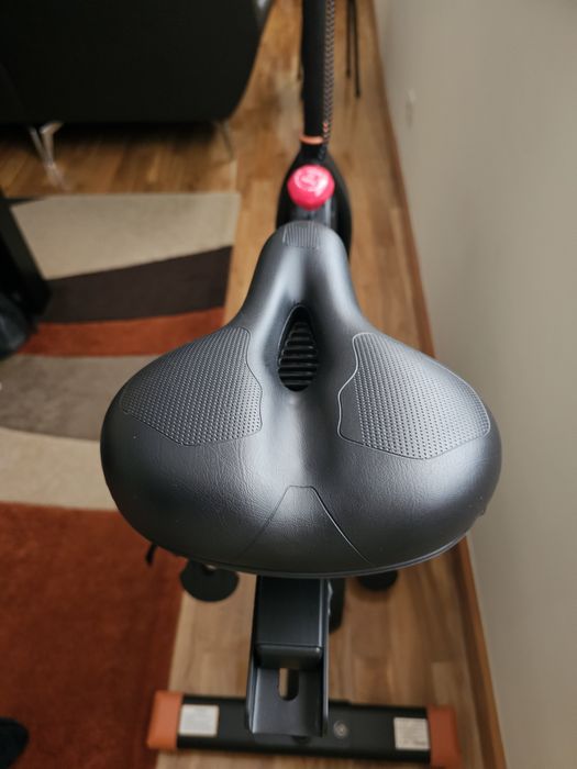 Bicicleta estática profissional com pulso e Bluetooth, ultra silenciosa e estável, suporte para tablet e porta-garrafas. Rigorosamente como nova.