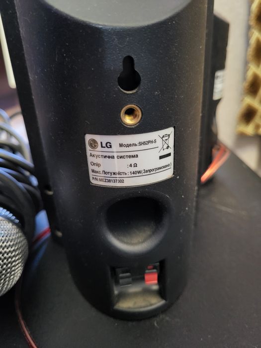 Колонки от музыкального центра и микрофон