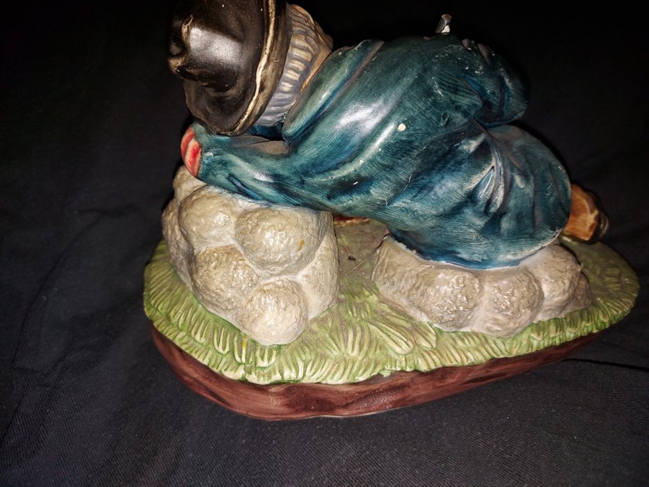 Stara figurka mysliwego kamionkowa