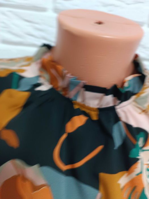 Красива блуза з квітами,комір стійка