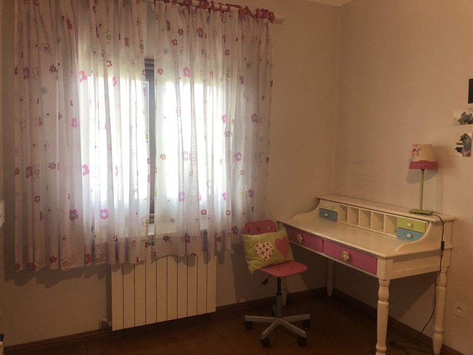 Secretaria, cortinas, edredon e almofadas