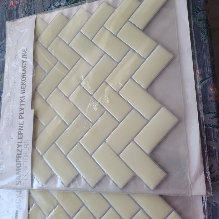 Samoprzylepne płytki dekoracyjne