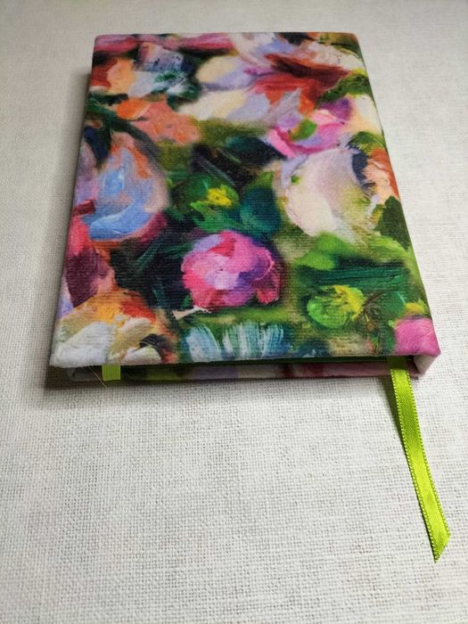 Caderno forrado em tecido, com folhas brancas