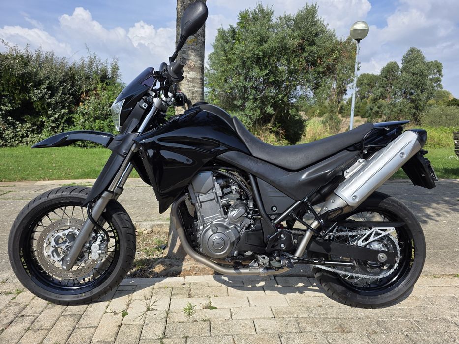 Yamaha XT660x preta