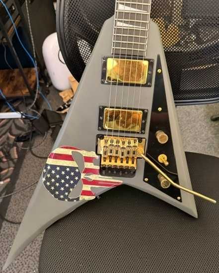 Guitarra Jackson V  M Army Drab, com vários upgrades
