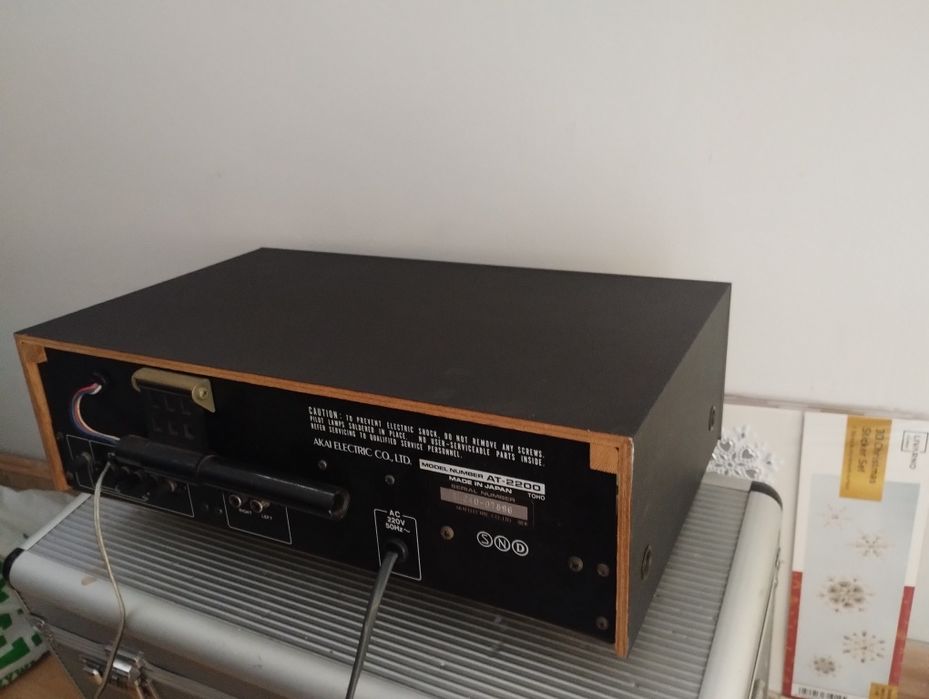 Akai AT2200 tuner radiowy.