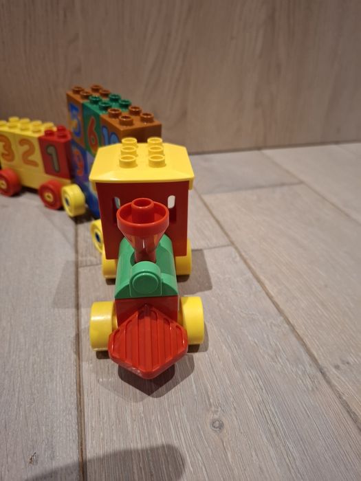 Zestaw lego duplo pociąg  z 20  cyferkami.