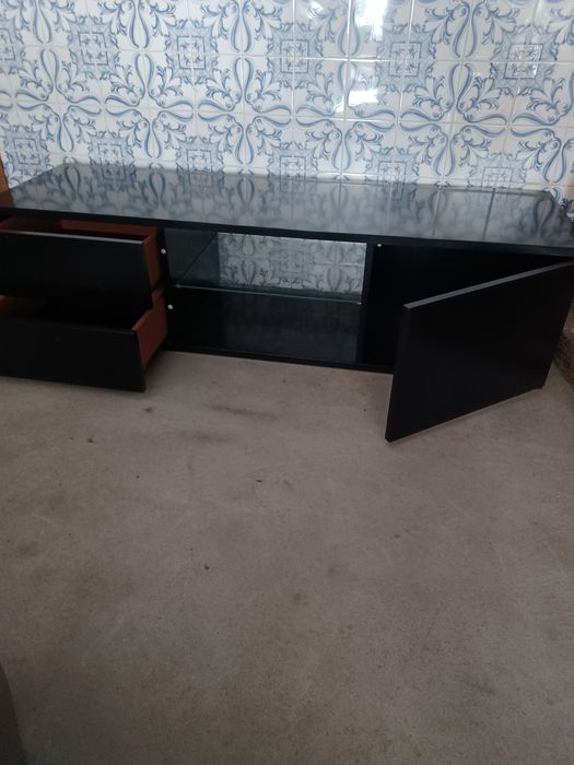 Móvel de sala em preto para TV