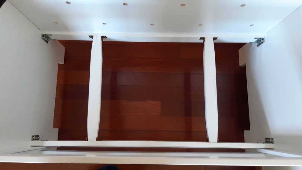 Cama de bebé ajustável, madeira maciça lacada a branco e acrílico, excelente estado