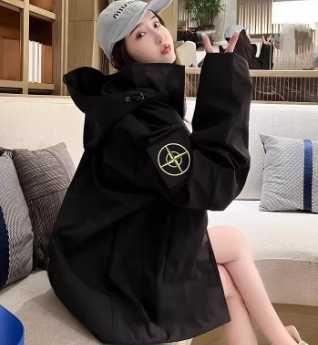 Klasyczna czarna kurtka z kapturem Marki Stone Island