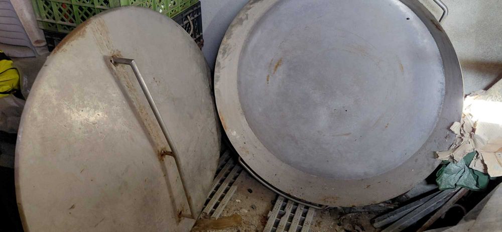 Tachos de Inox e de ferro com tampas e com fogão respetivo.